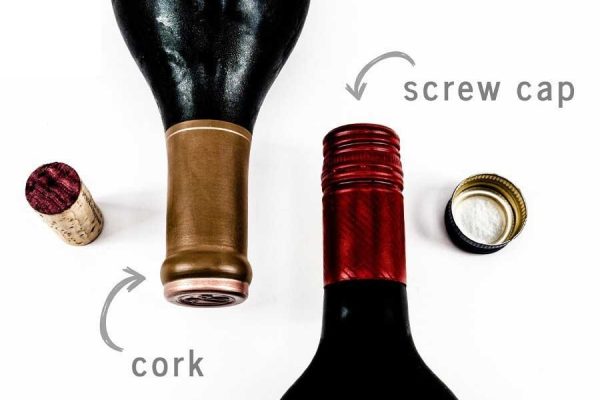 Nút bần và nút vặn loại nào tốt hơn cho rượu vang